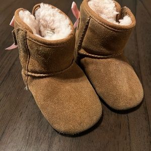 Infant Jesse bow Ugg boots size 4/5